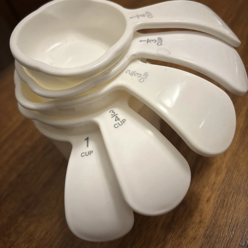 5 Vintage Tupperware White Curved Handle Plastic‎ Measuring Cups